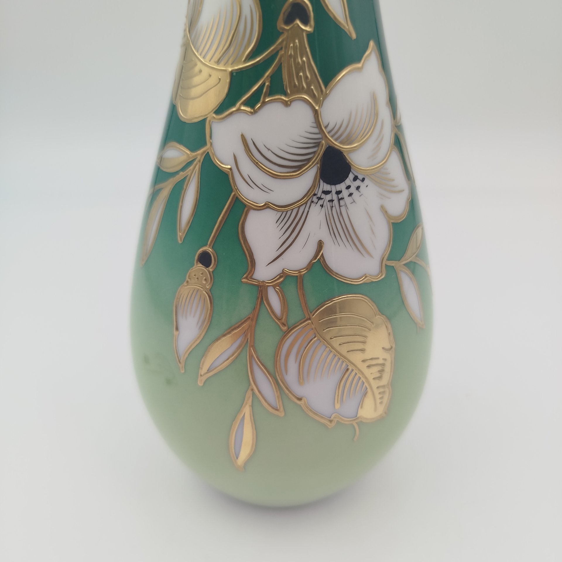 Ваза, украшенная изображением  распустившихся цветов, фарфор, крытье, роспись, золочение, VEB Schaubach Kunst Lichte-Wallendorf, Германия, 1953-1962 гг.