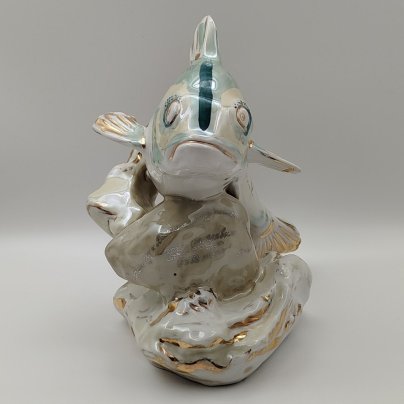 Статуэтка "Окунь" (с дарственной надписью), скульптор П.М. Кожин, фарфор, роспись, люстр, золочение, Дулевский фарфоровый завод (Дулёво), СССР, 1955 г.
