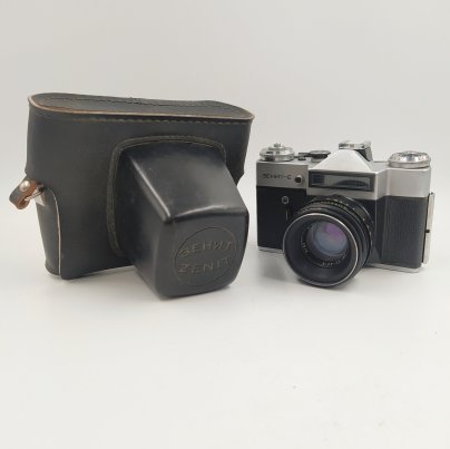 Фотоаппарат "Зенит-Е" с объективом "Гелиос-44-2" в оригинальном кофре, металл, стекло, пластик, кожа, Белорусское оптико-механическое объединение (БелОМО), СССР, 1965-1986 гг.