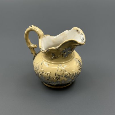 Сливочник (миниатюрный молочник), декорированный виноградной лозой