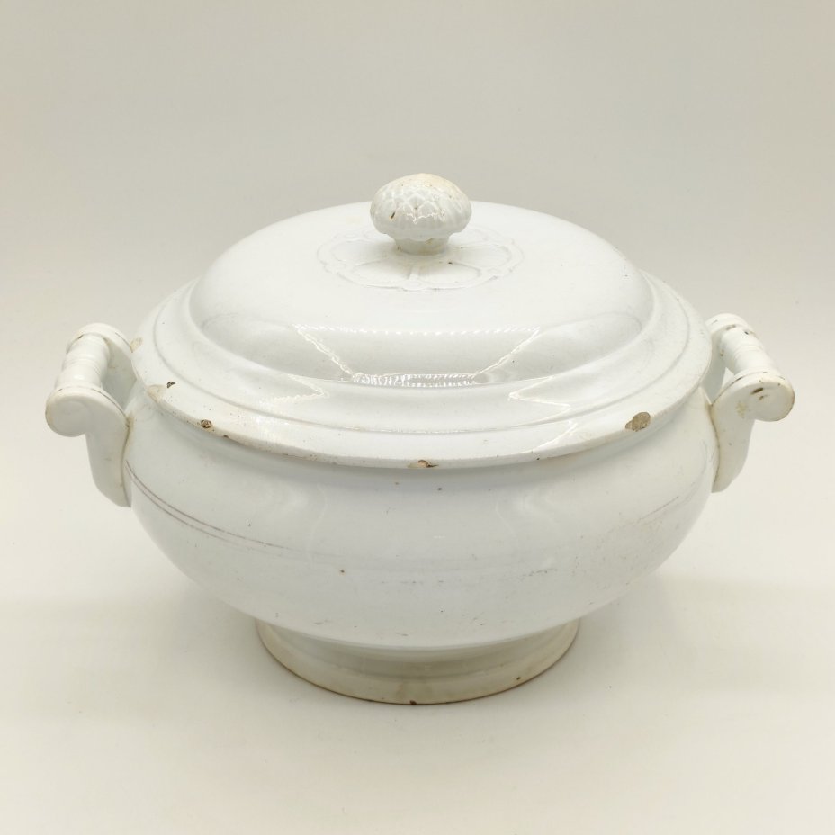 Супница с рельефными растительными элементами, фаянс, Товарищество М.С. Кузнецова в Дрейлингсбуше (K.P.M. Dreylingsbusch), Российская империя, 1889-1918 гг.