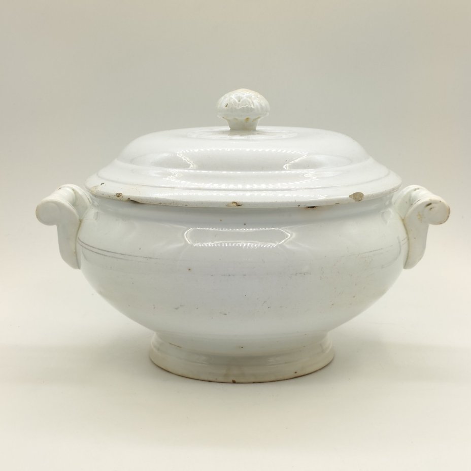 Супница с рельефными растительными элементами, фаянс, Товарищество М.С. Кузнецова в Дрейлингсбуше (K.P.M. Dreylingsbusch), Российская империя, 1889-1918 гг.