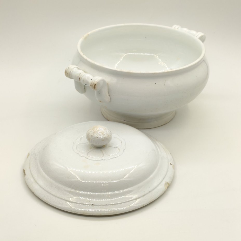 Супница с рельефными растительными элементами, фаянс, Товарищество М.С. Кузнецова в Дрейлингсбуше (K.P.M. Dreylingsbusch), Российская империя, 1889-1918 гг.