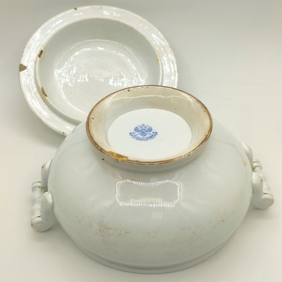 Супница с рельефными растительными элементами, фаянс, Товарищество М.С. Кузнецова в Дрейлингсбуше (K.P.M. Dreylingsbusch), Российская империя, 1889-1918 гг.