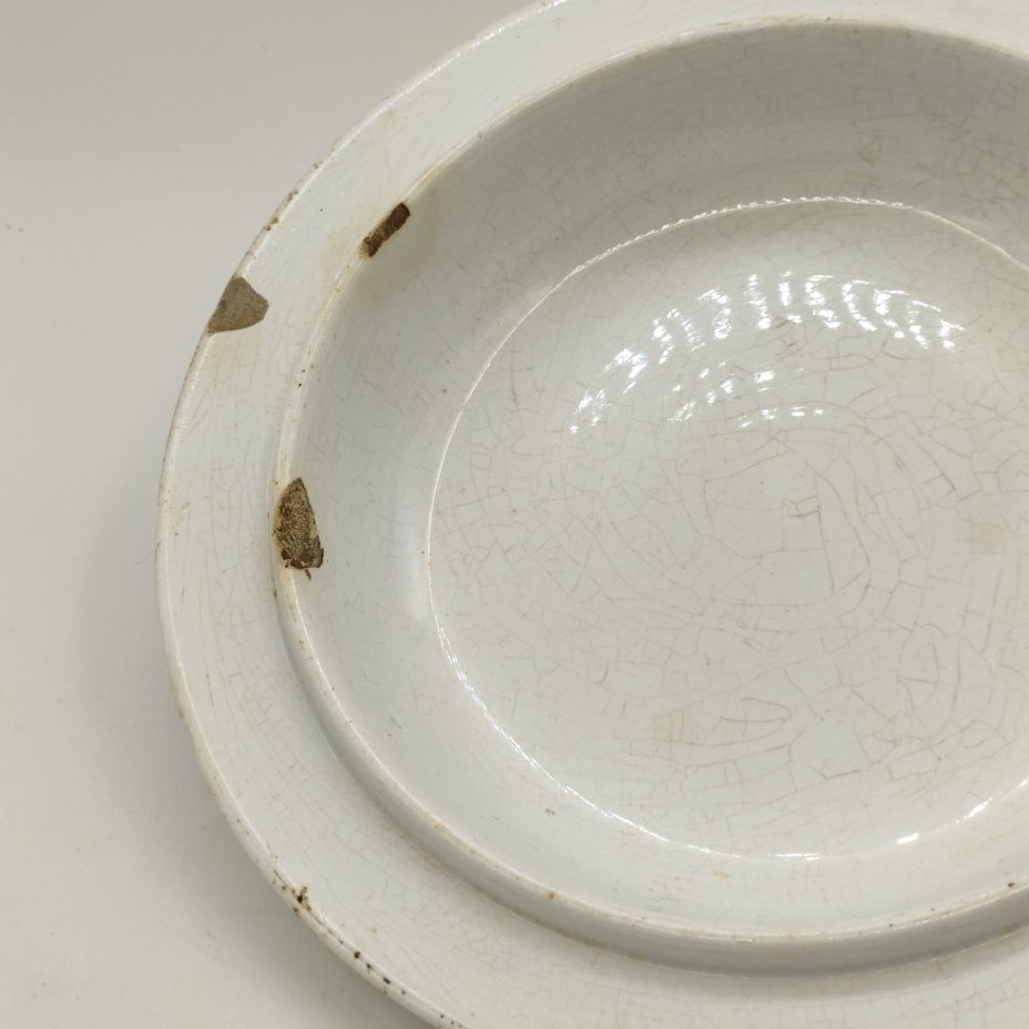 Супница с рельефными растительными элементами, фаянс, Товарищество М.С. Кузнецова в Дрейлингсбуше (K.P.M. Dreylingsbusch), Российская империя, 1889-1918 гг.