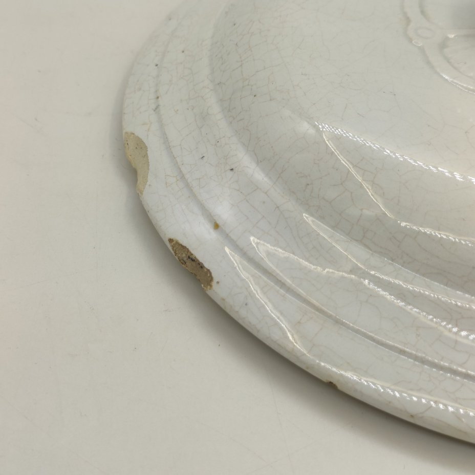 Супница с рельефными растительными элементами, фаянс, Товарищество М.С. Кузнецова в Дрейлингсбуше (K.P.M. Dreylingsbusch), Российская империя, 1889-1918 гг.