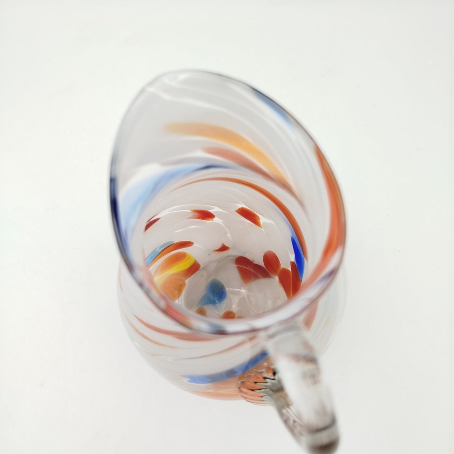 Кувшин с декором виде цветных полос