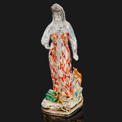 Статуэтка "Дары хозяйки Медной горы", скульптор Кожин П.М, художник Шепелева М.М., фарфор, роспись, люстр, золочение, Дулевский фарфоровый завод (Дулёво)
