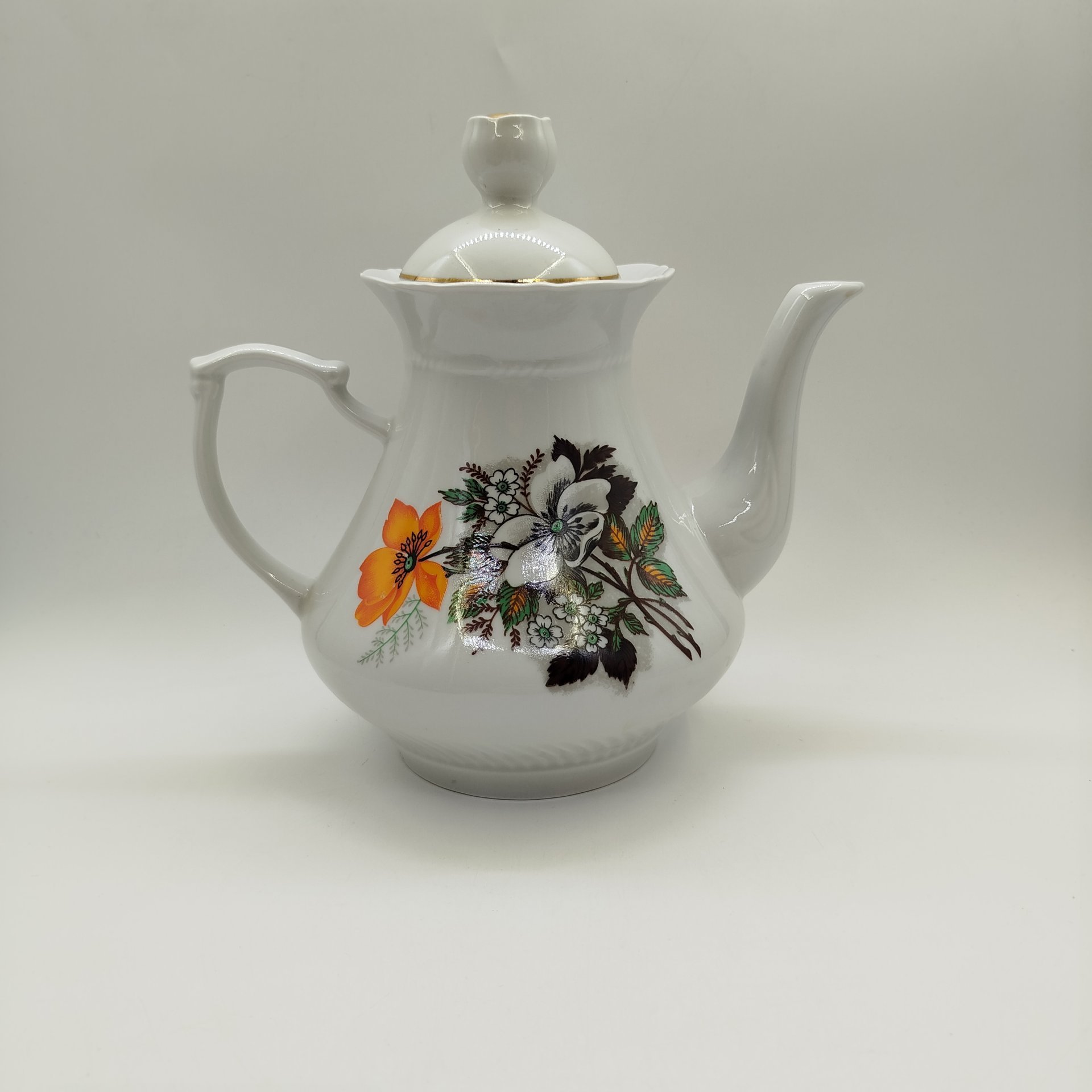 Чайник с растительным декором, фарфор, деколь, золочение, Краснодарский фарфорово-фаянсовый завод «Чайка», СССР, 1960-1992 гг.
