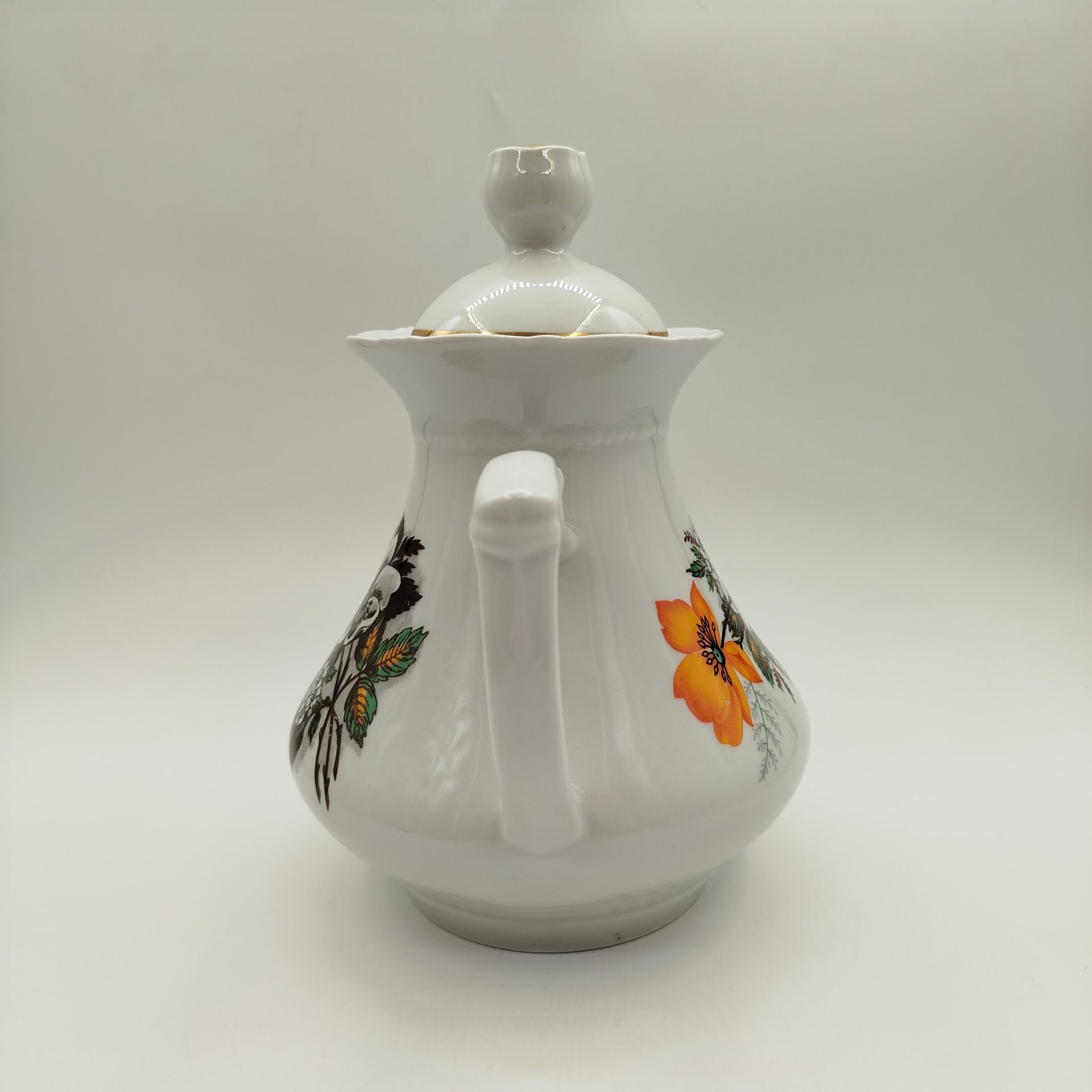 Чайник с растительным декором, фарфор, деколь, золочение, Краснодарский фарфорово-фаянсовый завод «Чайка», СССР, 1960-1992 гг.