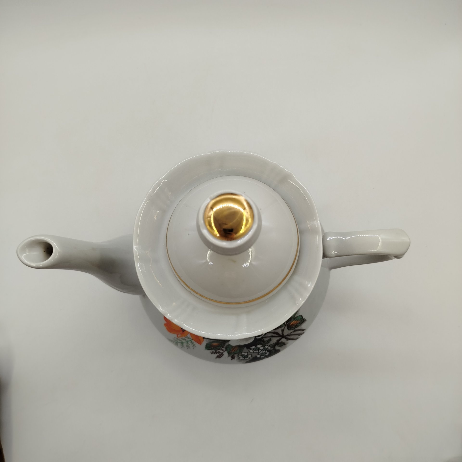 Чайник с растительным декором, фарфор, деколь, золочение, Краснодарский фарфорово-фаянсовый завод «Чайка», СССР, 1960-1992 гг.