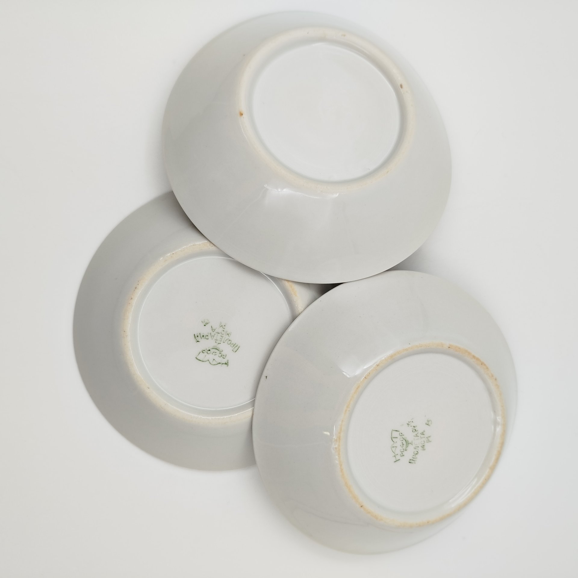 Набор из 3-х розеток, украшенных цветочным декором, фарфор, деколь, дорисовка, Фарфоровый завод «Пролетарий» (Бронница, Мста), СССР, 1939-1940 гг.