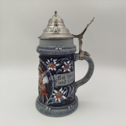 Кружка пивная, украшенная сценой застолья, керамика, глазурь, рельеф, крышка-олово, Marzi & Remy, Германия, 1960-1980 гг.