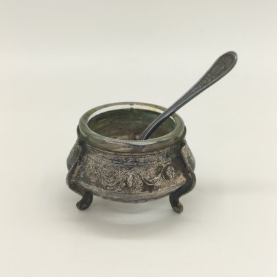 Солонка с цветочным орнаментом и миниатюрной ложечкой, мельхиор (медь-никель), стекло, Мстерская художественная фабрика «Ювелир», СССР, 1960-1980 гг.