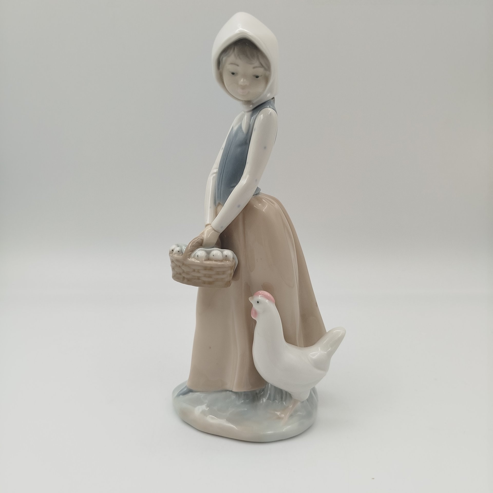 Статуэтка "Девушка с курицей и цыплятами", фарфор, роспись, NAO Porcelain, Испания, 1977-2000 гг.