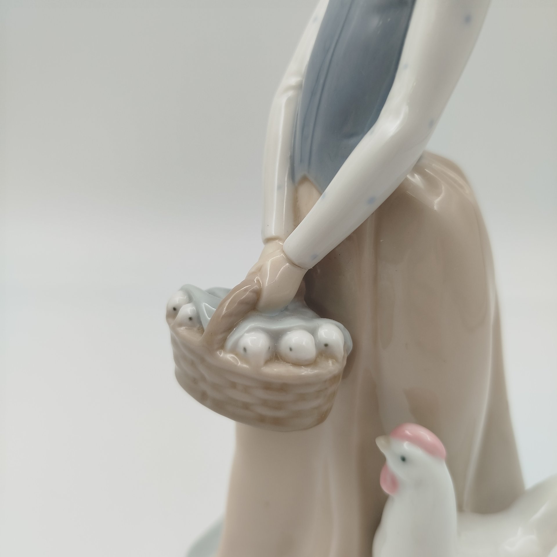 Статуэтка "Девушка с курицей и цыплятами", фарфор, роспись, NAO Porcelain, Испания, 1977-2000 гг.