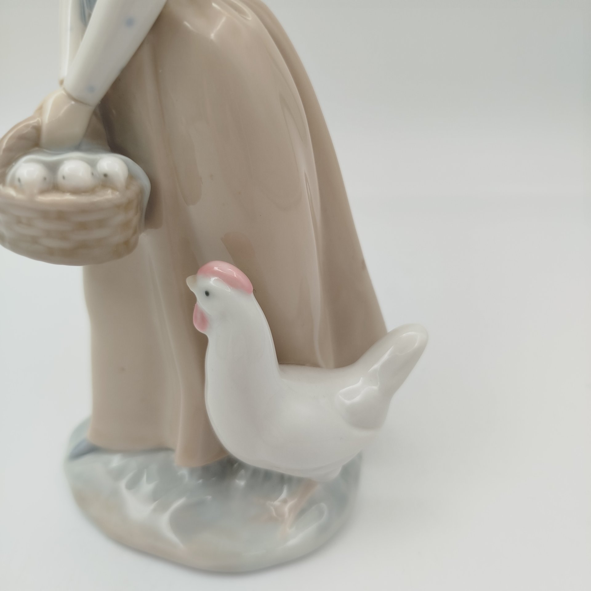 Статуэтка "Девушка с курицей и цыплятами", фарфор, роспись, NAO Porcelain, Испания, 1977-2000 гг.