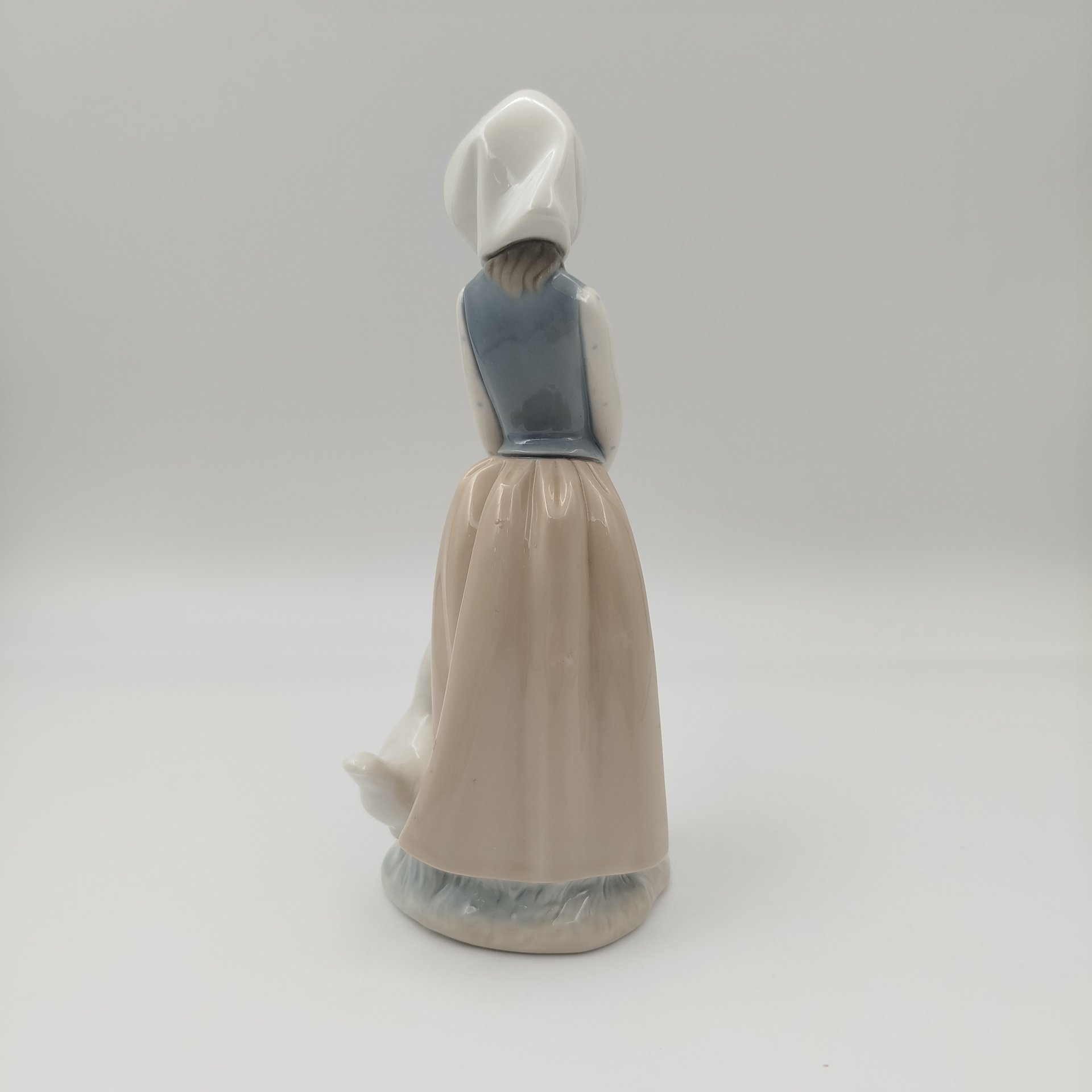 Статуэтка "Девушка с курицей и цыплятами", фарфор, роспись, NAO Porcelain, Испания, 1977-2000 гг.