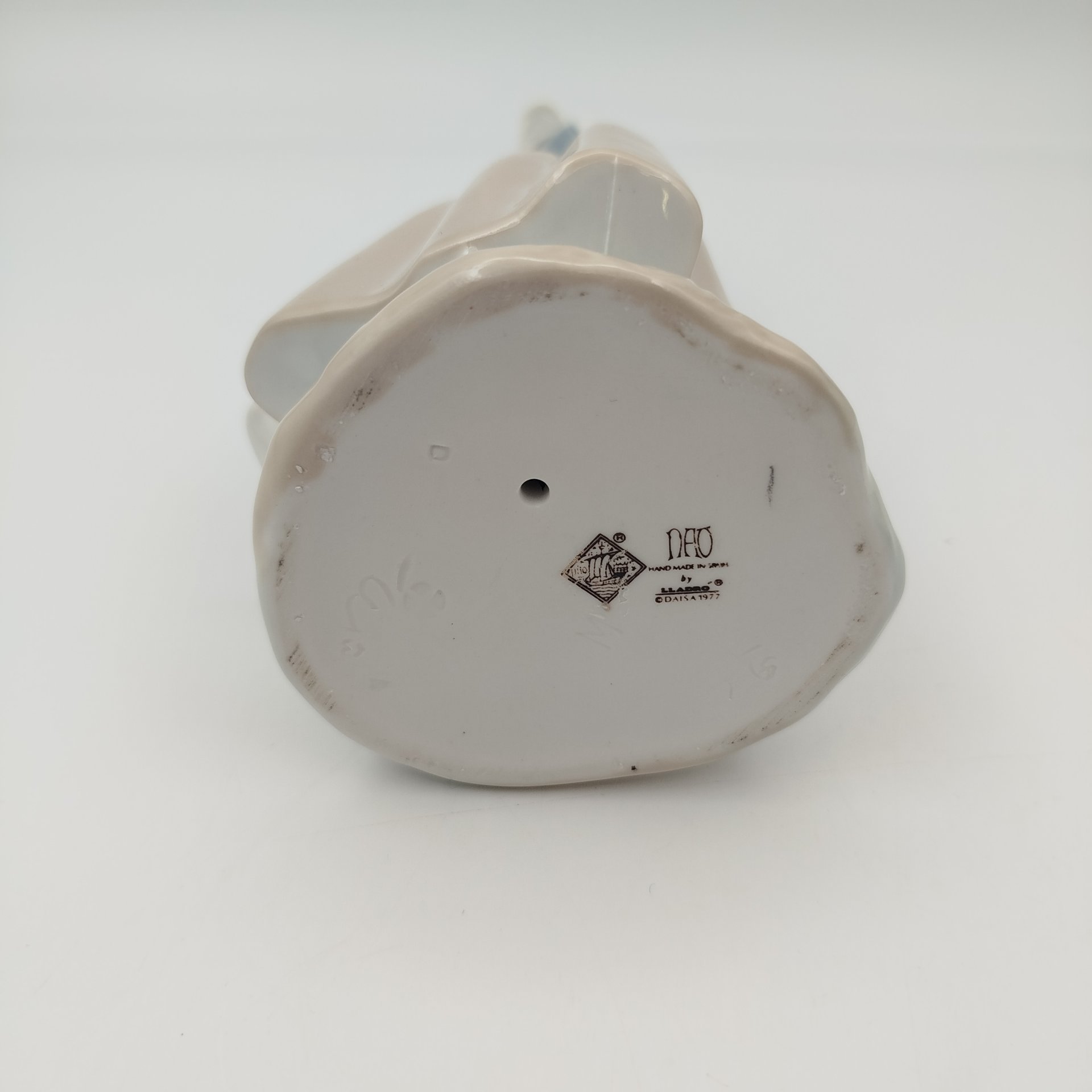 Статуэтка "Девушка с курицей и цыплятами", фарфор, роспись, NAO Porcelain, Испания, 1977-2000 гг.