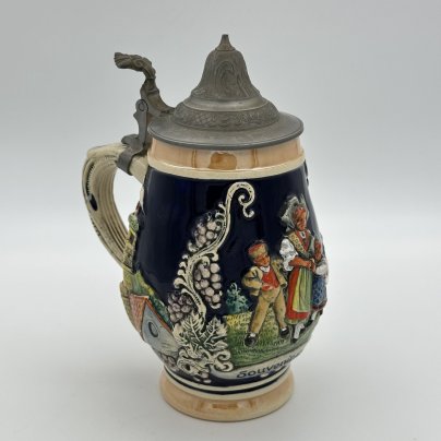 Кружка пивная "Souvenir d` Alsace" ("Сувенир из Эльзаса") с барельефным изображением матери с двумя детьми на фоней пейзажа, фаянс, роспись, люстр, сплав металлов