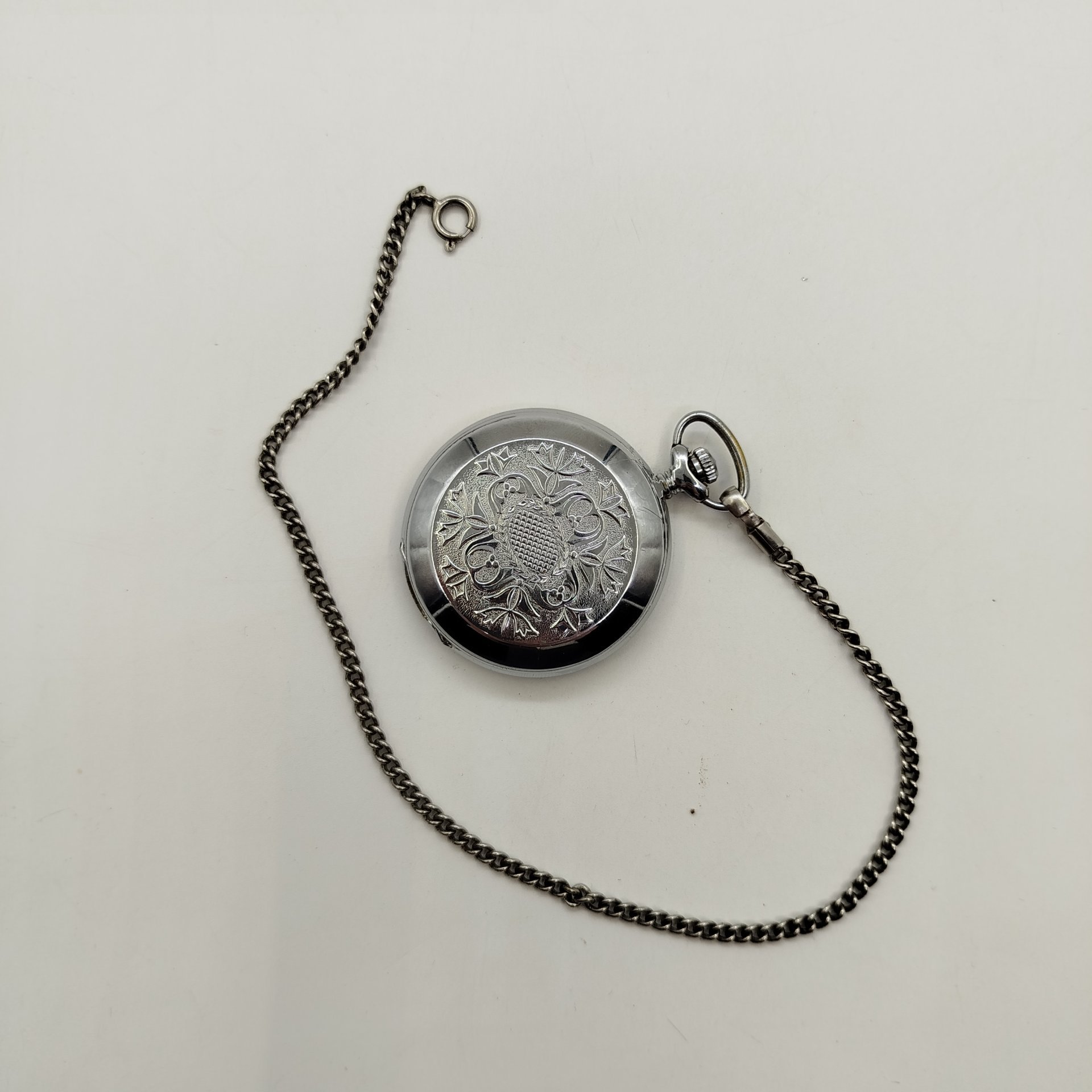 Карманные часы "Молния" с ажурным растительным декором, металл, стекло, Челябинский часовой завод «Молния», СССР, 1970-1980 гг.