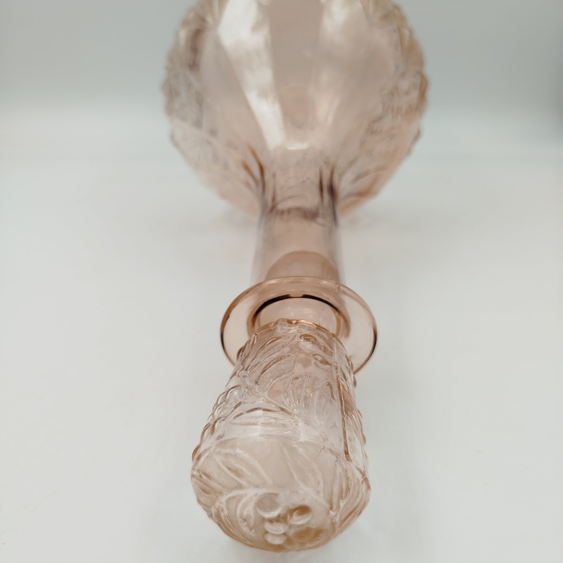 Штоф розоватого оттенка с геометрическим декором, стекло, СССР, 1960-1980 гг.