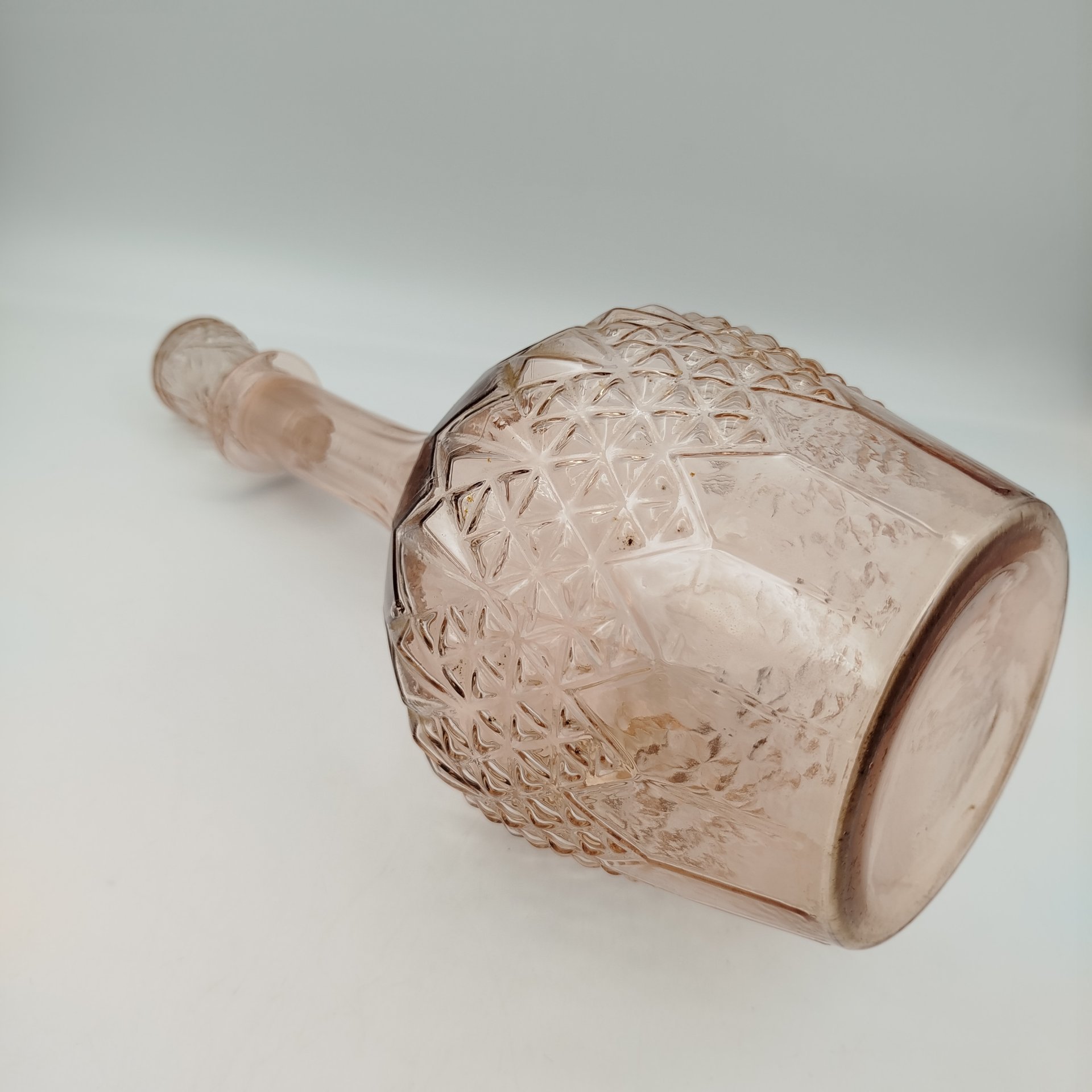 Штоф розоватого оттенка с геометрическим декором, стекло, СССР, 1960-1980 гг.