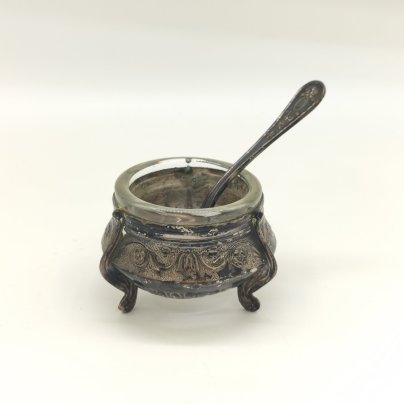 Солонка с цветочным орнаментом и миниатюрной ложечкой, мельхиор (медь-никель), стекло, Мстерская художественная фабрика «Ювелир», СССР, 1960-1980 гг.