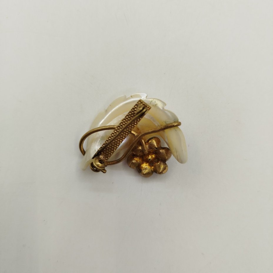 Брошь в виде листа