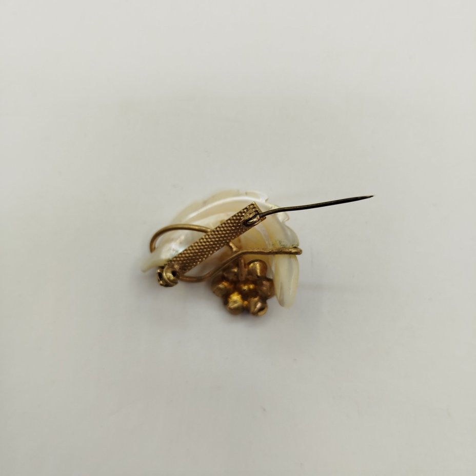 Брошь в виде листа