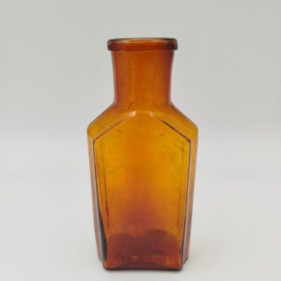 Флакон коричневого цвета с уплощенным туловом