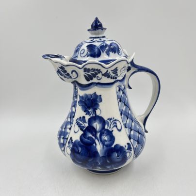 Большой доливной чайник с цветочным декором, Гжель, ав. Корчагина, фарфор, роспись, Россия, 2000 г.