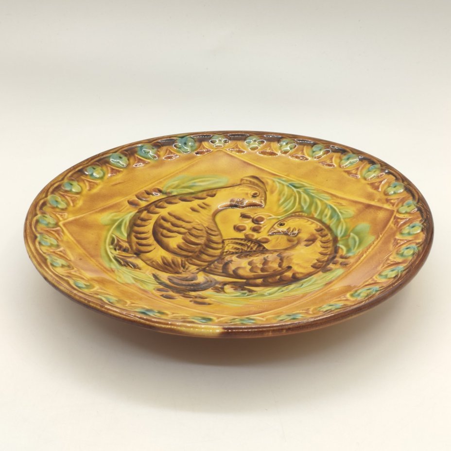 Тарелка настенная "Куропатки", фаянс, цветные поливы, роспись, Конаковский фаянсовый завод им. М.И. Калинина (ЗиК Конаково), СССР, 1962-1991 гг.