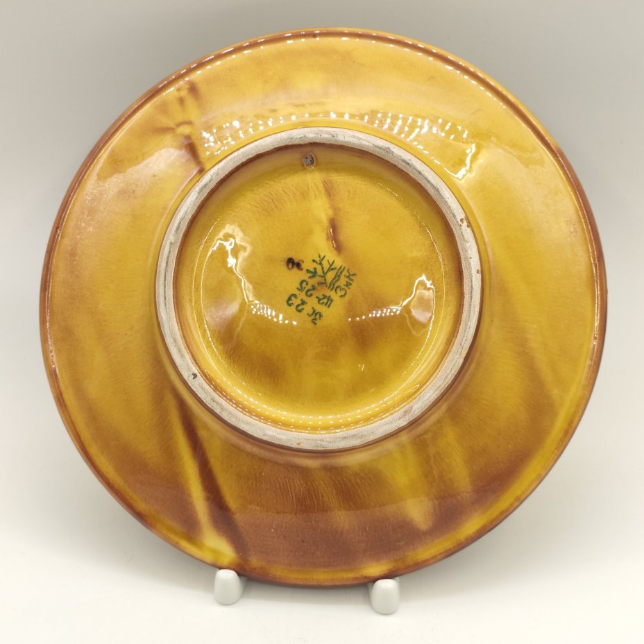 Тарелка настенная "Куропатки", фаянс, цветные поливы, роспись, Конаковский фаянсовый завод им. М.И. Калинина (ЗиК Конаково), СССР, 1962-1991 гг.