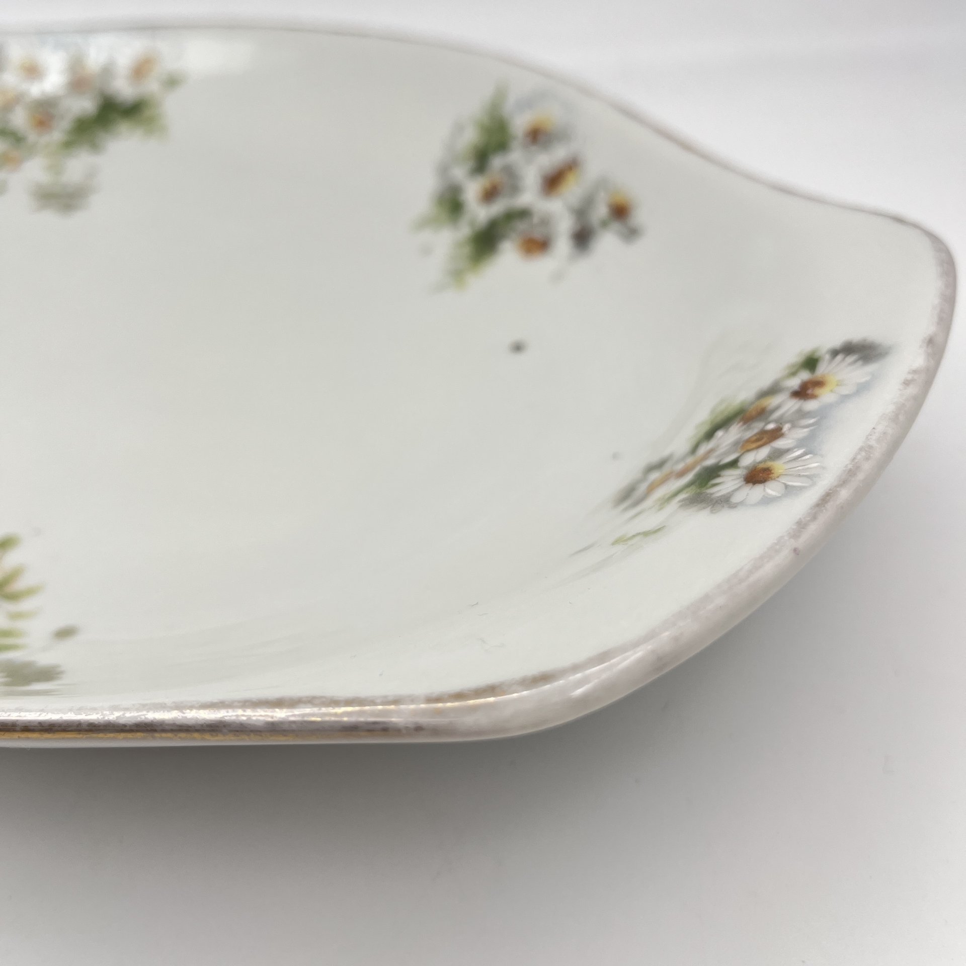 Блюдо с декором в виде ромашек (экспортное клеймо), фарфор, деколь, золочение, Дулевский фарфоровый завод (Дулёво), СССР, 1926-1935 гг.