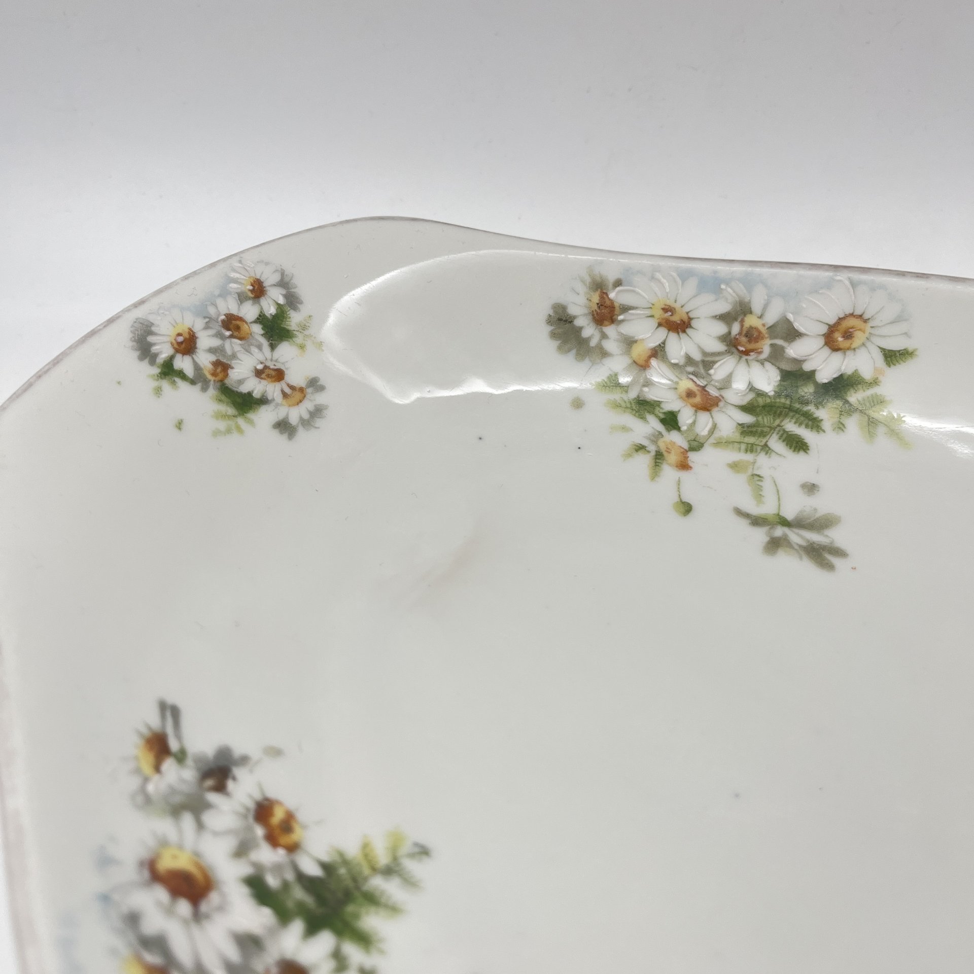 Блюдо с декором в виде ромашек (экспортное клеймо), фарфор, деколь, золочение, Дулевский фарфоровый завод (Дулёво), СССР, 1926-1935 гг.