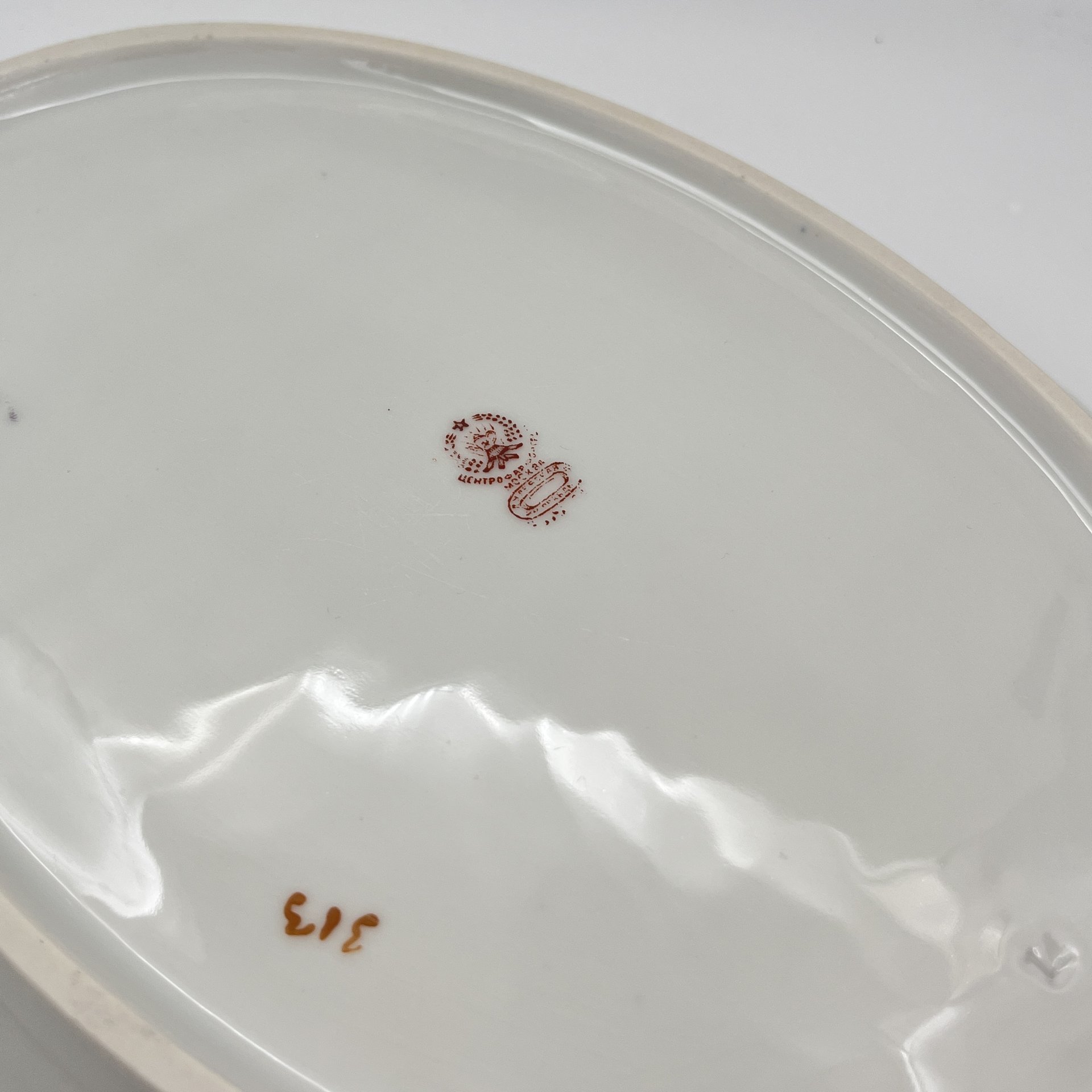 Блюдо с декором в виде ромашек (экспортное клеймо), фарфор, деколь, золочение, Дулевский фарфоровый завод (Дулёво), СССР, 1926-1935 гг.