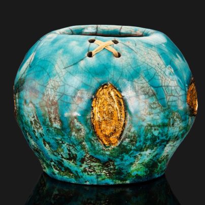 Ваза округлой формы цвета лазури с золотистыми акцентными пятнами, автор Patricia Estrade, керамика, поливы, техника раку, Франция, 2000-2015 гг.