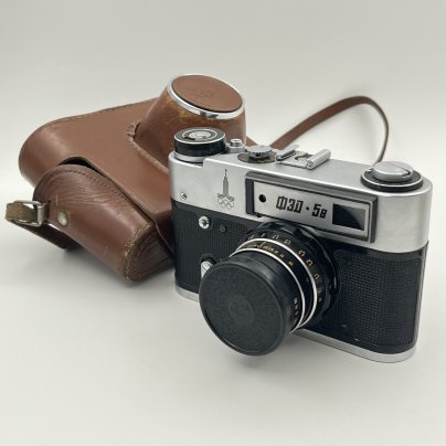 Фотоаппарат "ФЭД-5" с олимпийской символикой, объективом "Индустар-61 Л/Д" в родном кофре и документами, металл, пластик, стекло, кожа, Харьковский машиностроительный завод им. Дзержинского (ФЭД), СССР, 1978-1980 гг.