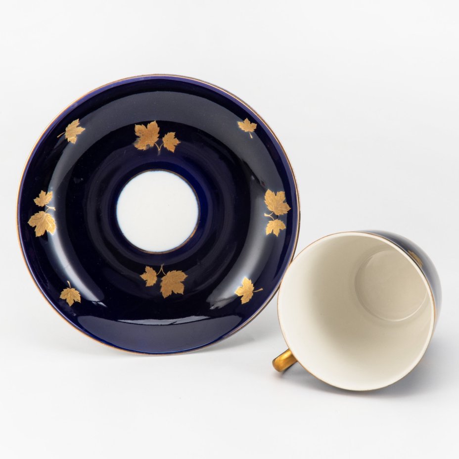 Пара чайная "Кленовая ветвь" ("Золотой клен"), автор рисунка Л.И. Лебединская, форма "Малый колокол", фарфор, крытье кобальтом, золочение, цировка, Ленинградский фарфоровый завод (ЛФЗ), СССР, 1950-1955 гг.