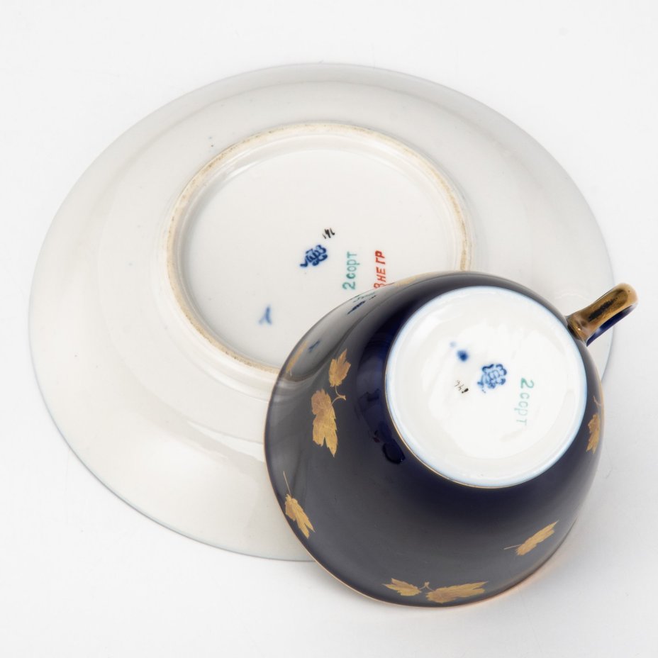 Пара чайная "Кленовая ветвь" ("Золотой клен"), автор рисунка Л.И. Лебединская, форма "Малый колокол", фарфор, крытье кобальтом, золочение, цировка, Ленинградский фарфоровый завод (ЛФЗ), СССР, 1950-1955 гг.