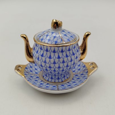 Солонка в виде супницы (миниатюрная), украшенная чешуйчатым декором голубого цвета, "Porcelain Art", фарфор, деколь, золочение, Европа, 1970-2000 гг.