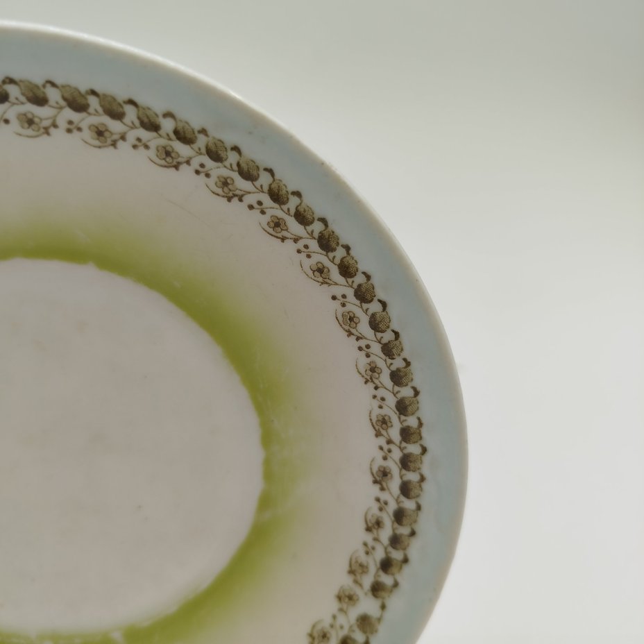 Блюдце с растительным декором на канте, фарфор, крытье, деколь, Фарфоровая фабрика Гарднера, Российская империя, 1880-1910 гг.