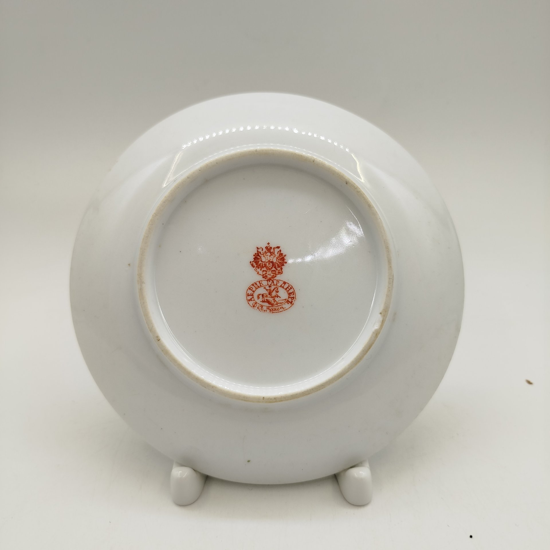 Блюдце с растительным декором на канте, фарфор, крытье, деколь, Фарфоровая фабрика Гарднера, Российская империя, 1880-1910 гг.