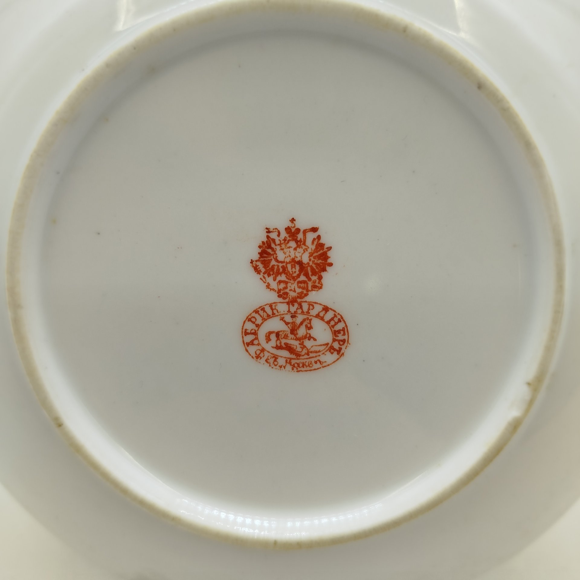 Блюдце с растительным декором на канте, фарфор, крытье, деколь, Фарфоровая фабрика Гарднера, Российская империя, 1880-1910 гг.