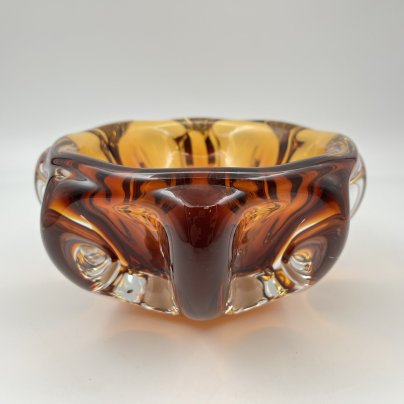 Пепельница/конфетница оригинальной формы янтарного цвета, автор П.И. Зинченко, стекло, гутная техника, Ленинградский завод художественного стекла (ЛЗХС), СССР, 1960-1990 гг.