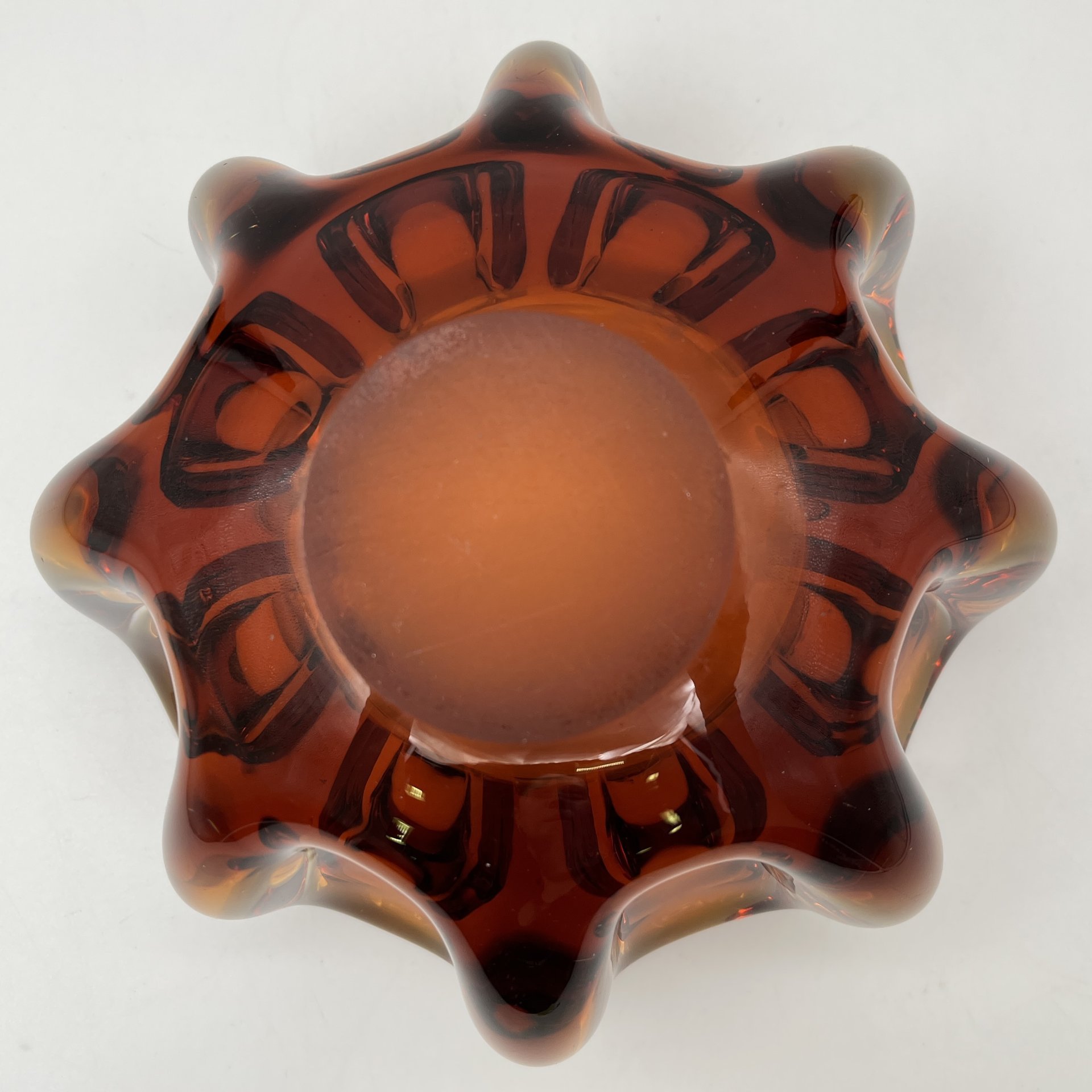 Пепельница/конфетница оригинальной формы янтарного цвета, автор П.И. Зинченко, стекло, гутная техника, Ленинградский завод художественного стекла (ЛЗХС), СССР, 1960-1990 гг.