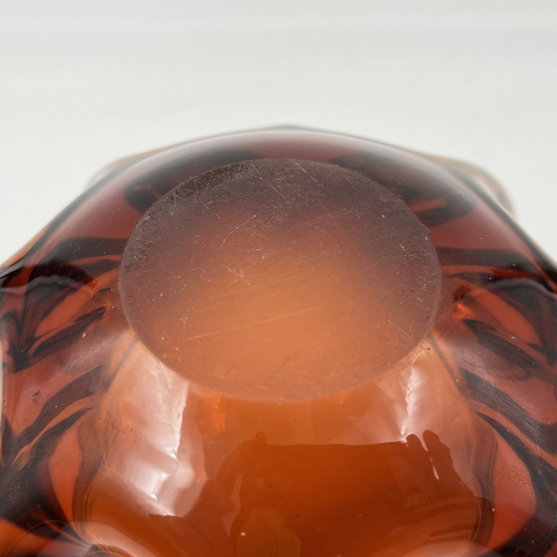 Пепельница/конфетница оригинальной формы янтарного цвета, автор П.И. Зинченко, стекло, гутная техника, Ленинградский завод художественного стекла (ЛЗХС), СССР, 1960-1990 гг.