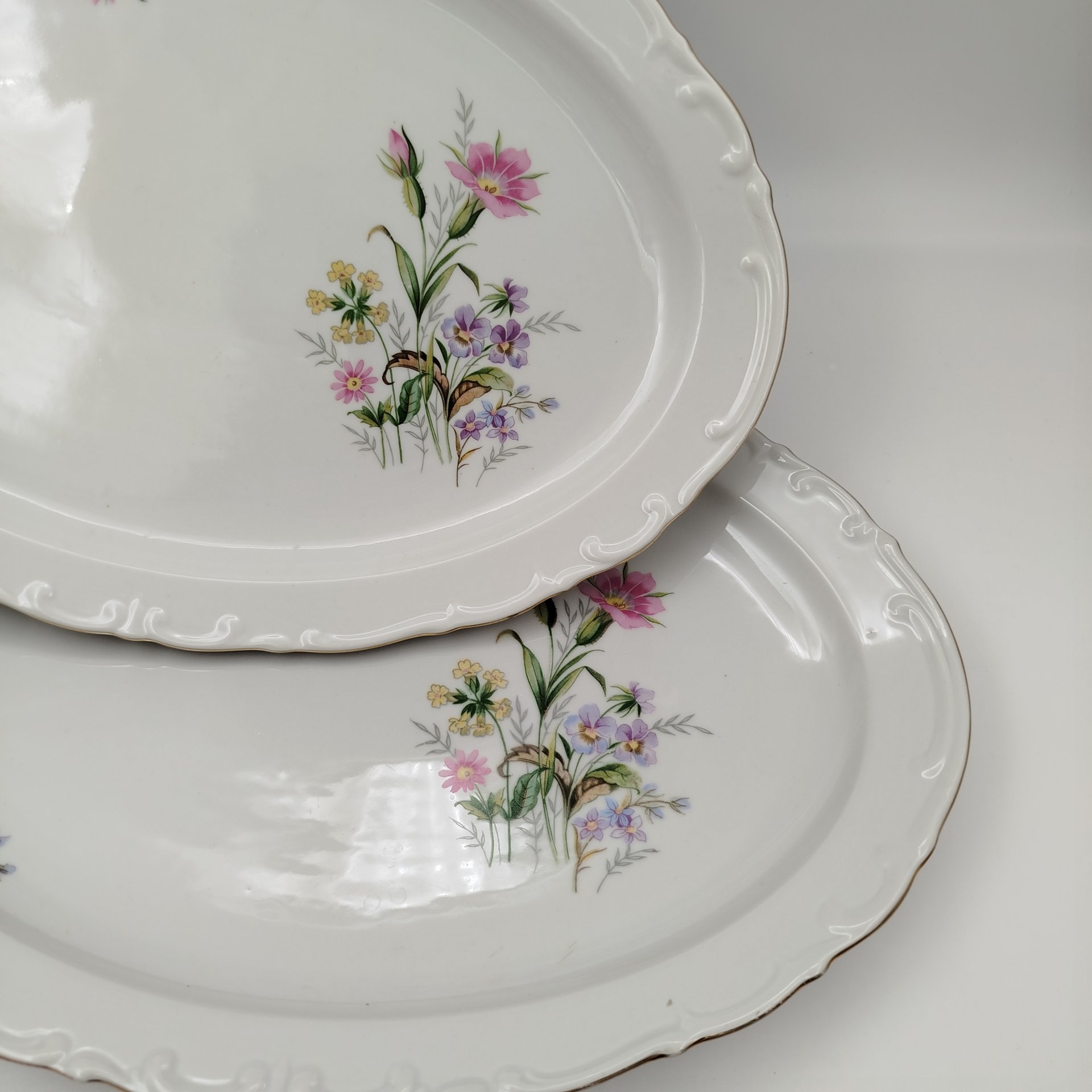 Пара больших блюд овальной формы с декором в виде полевых цветов, фарфор, деколь, золочение, Kahla, ГДР, 1960-1990 гг.