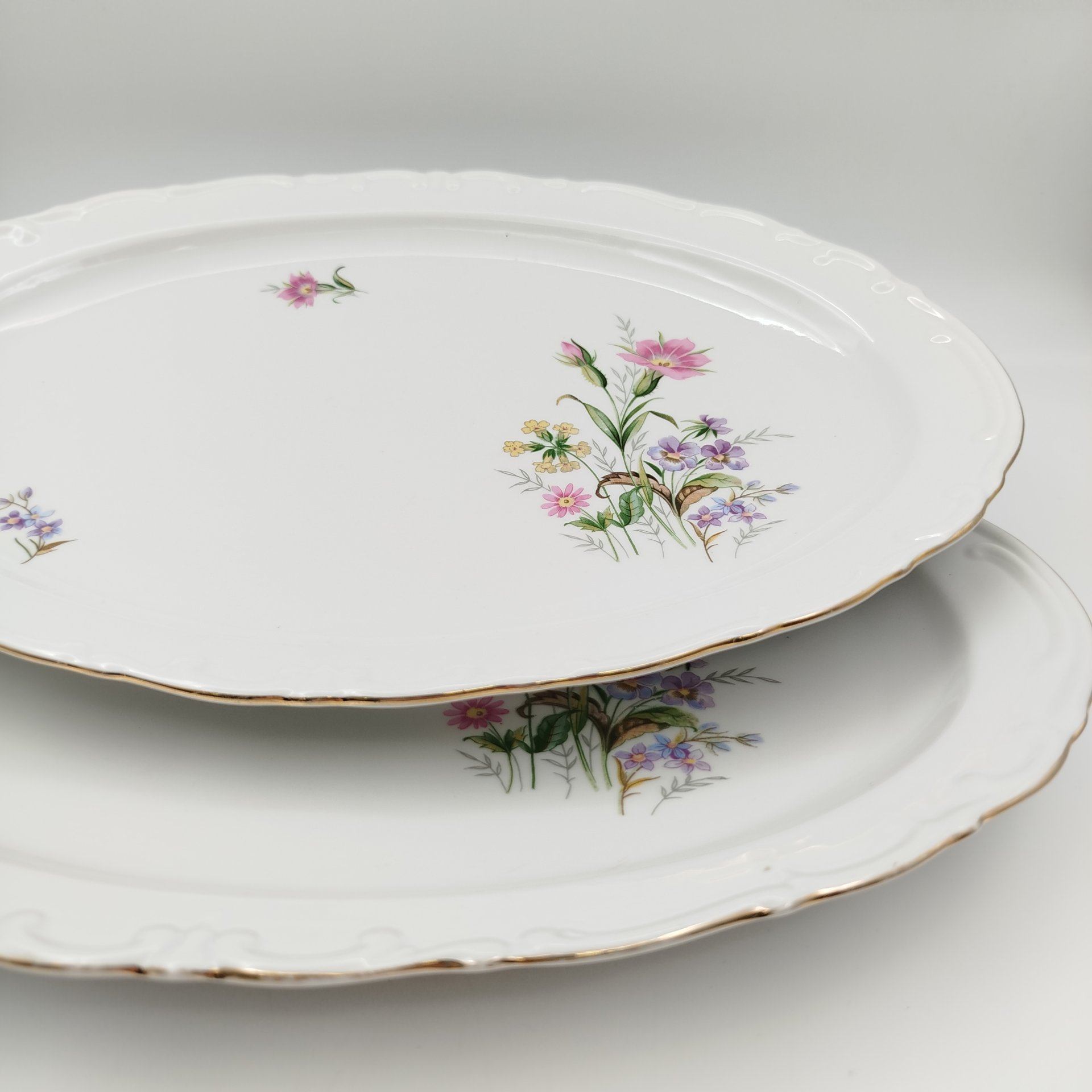 Пара больших блюд овальной формы с декором в виде полевых цветов, фарфор, деколь, золочение, Kahla, ГДР, 1960-1990 гг.